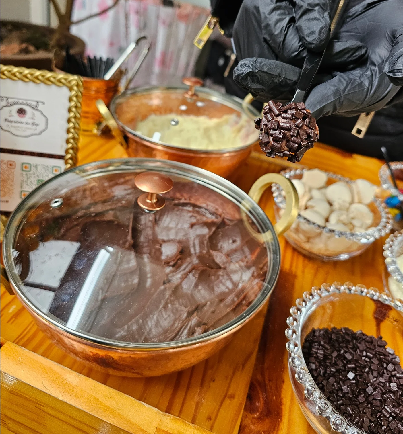 Mão segurando brigadeiro